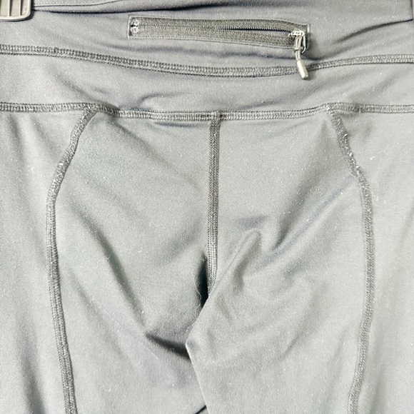 👀 97. LULULEMON black crop legging Sz 4 - Picture 6 of 8